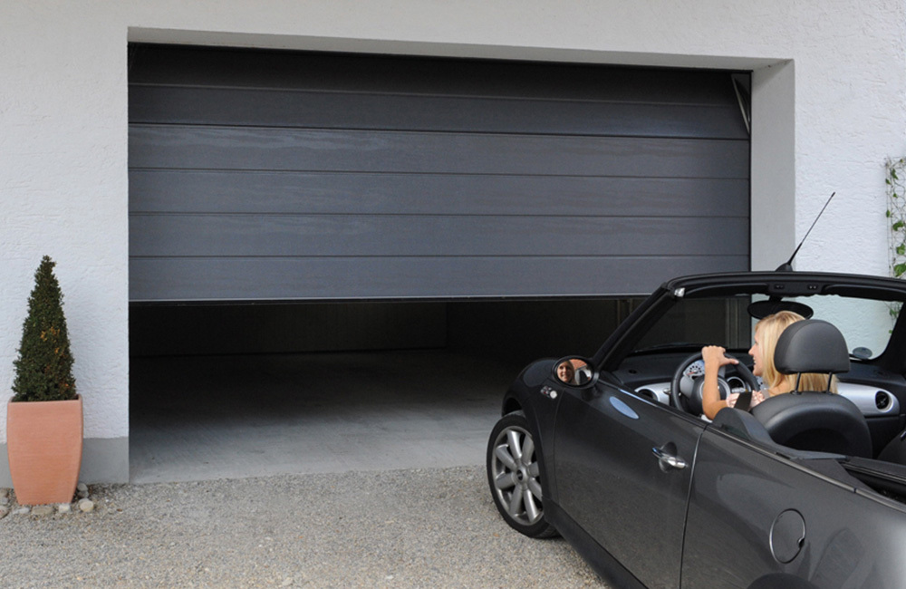 Sectional garage door opening with vehicle